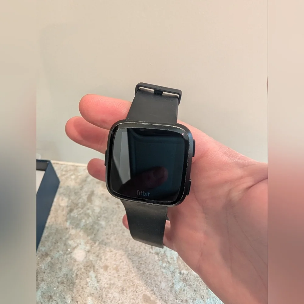 Fitbit Versa FB504 Smartwatch - Black - Small & Large Wristbands - Pre-owned